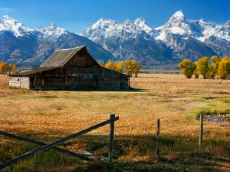 USA, Wyoming, Teton Range and barn